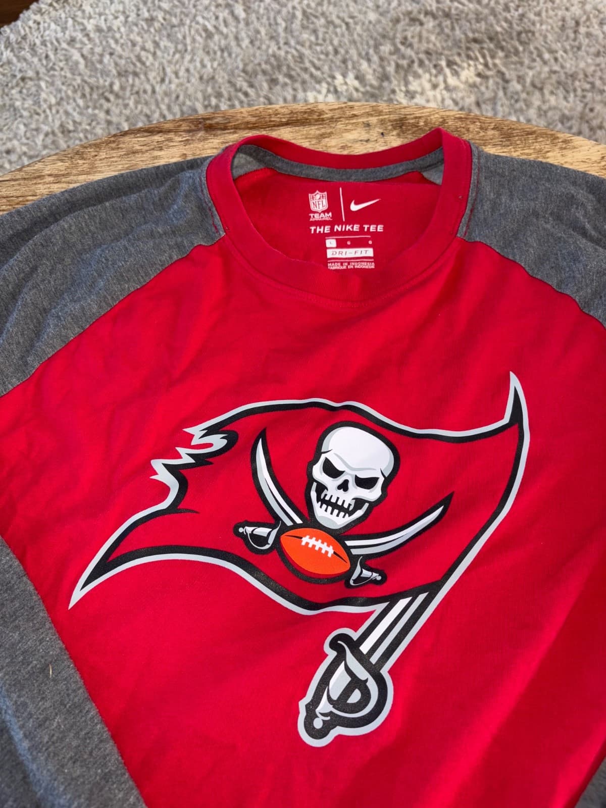 Nike Tee Tampa Bay Buccaneers Men’s large Long Sleeve Red Bucs Shirt