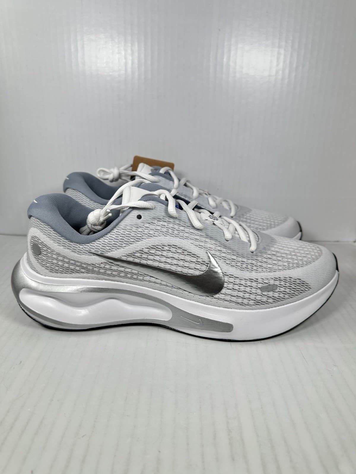 Size 9.5 Nike Journey Run Mens Running Shoe White/Metallic Silver FN0228-104 NEW