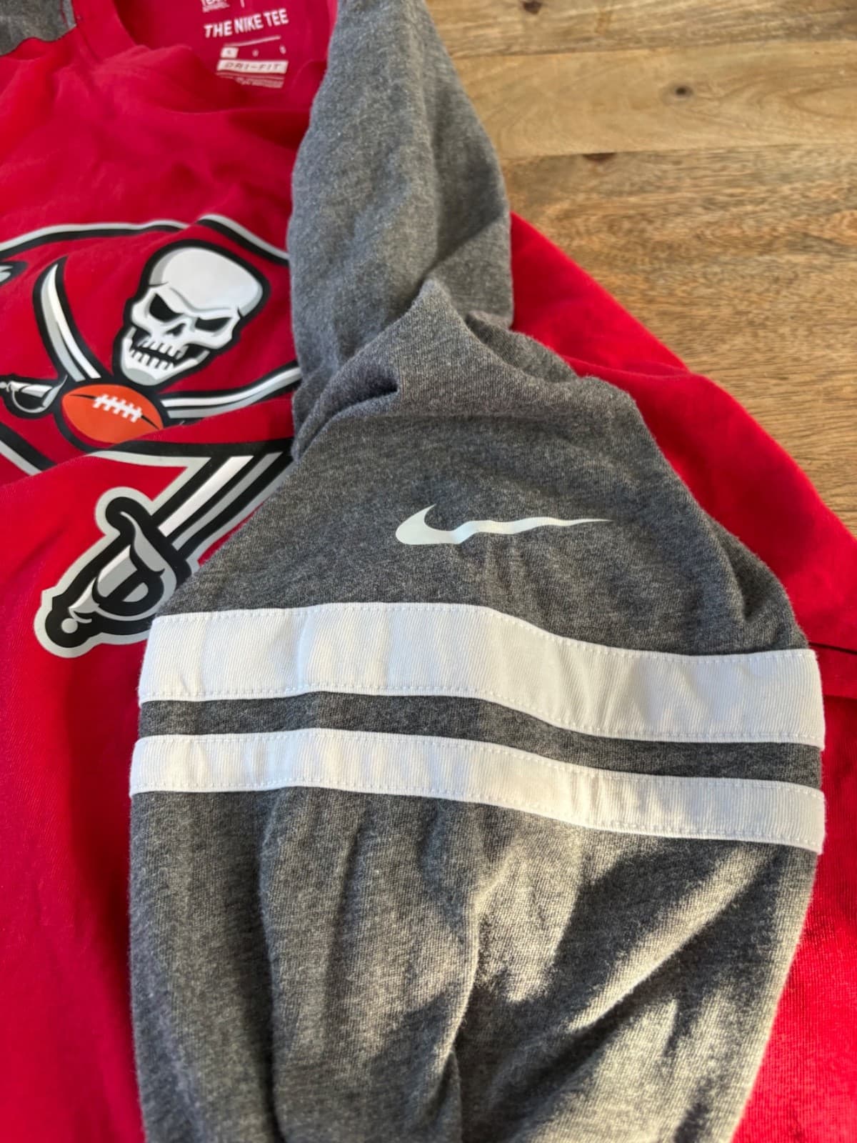 Nike Tee Tampa Bay Buccaneers Men’s large Long Sleeve Red Bucs Shirt thumbnail 5