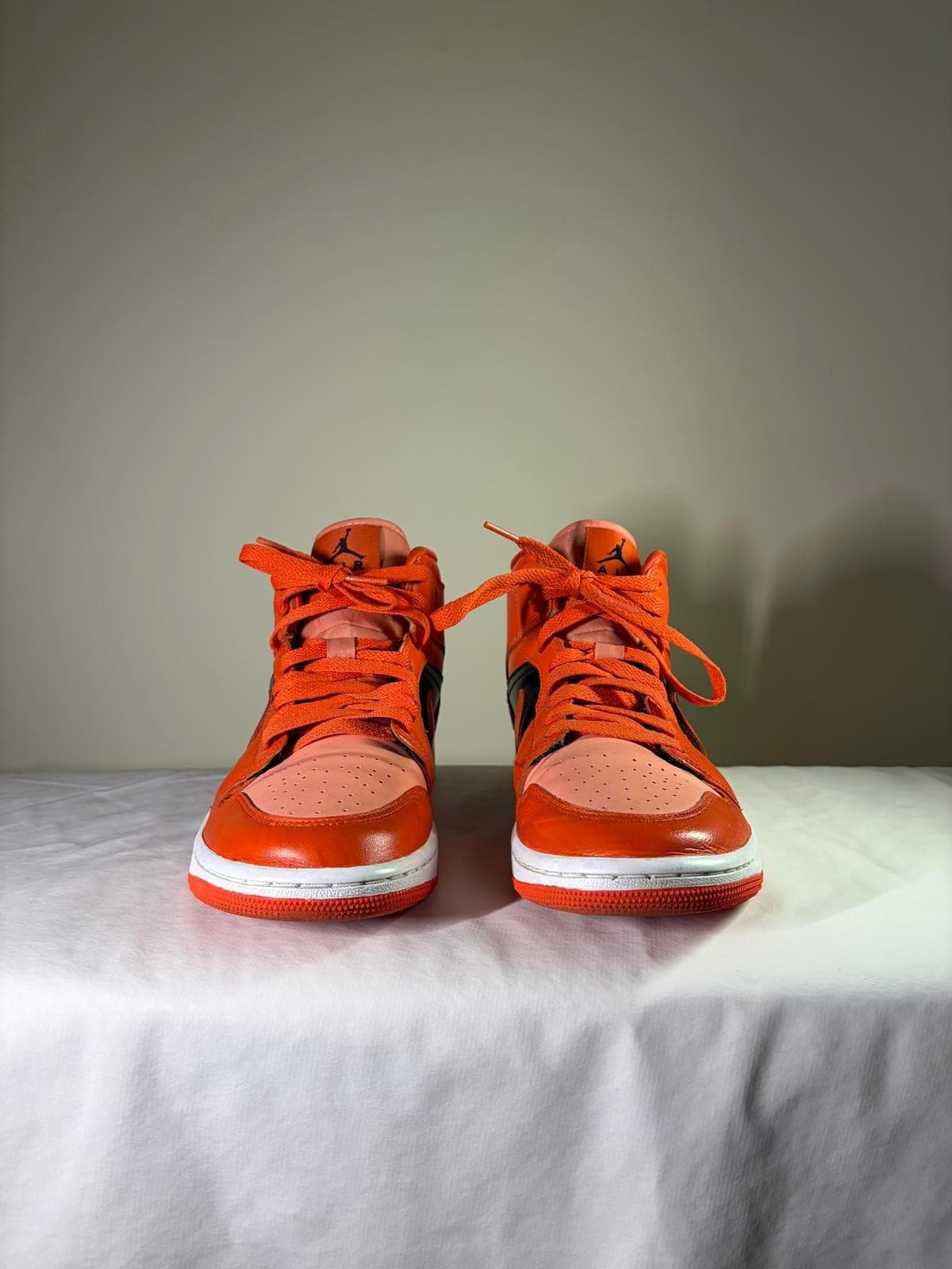 Nike Air Jordan 1 Mid SE "Orange Black" thumbnail 2