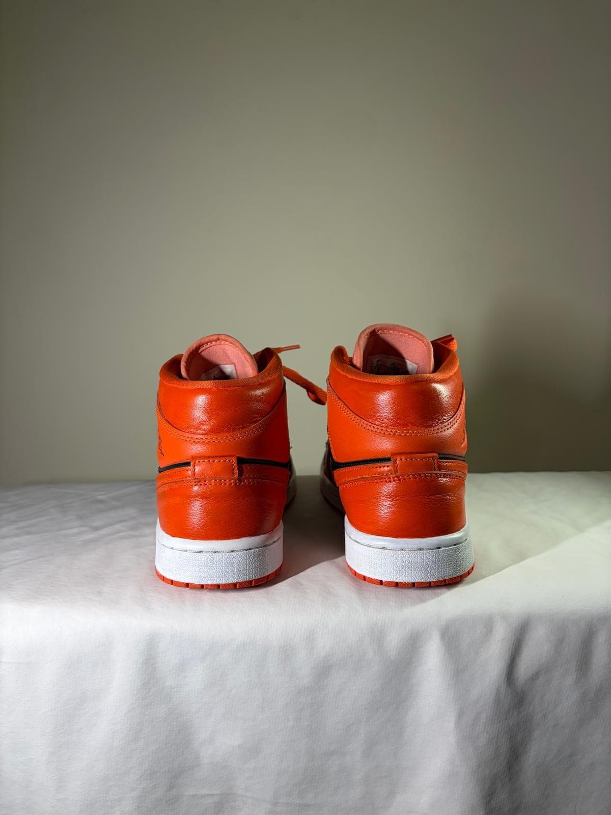 Nike Air Jordan 1 Mid SE "Orange Black" thumbnail 4