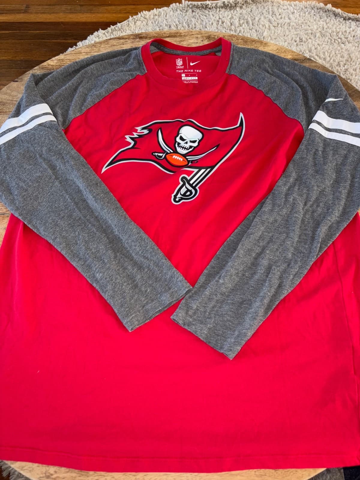 Nike Tee Tampa Bay Buccaneers Men’s large Long Sleeve Red Bucs Shirt thumbnail 2