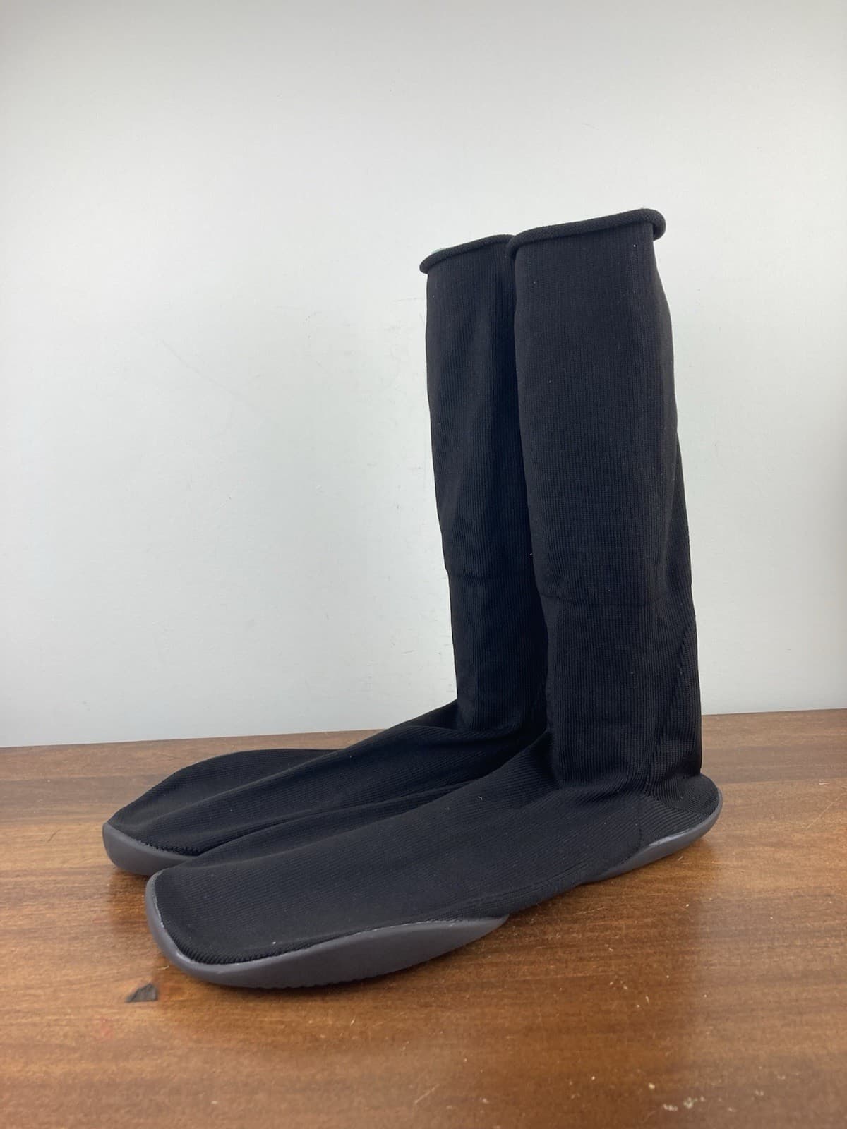 Yeezy Pods Black Size 3 Men’s Size 11-13 NO BAG Pre-Owned Light Wear