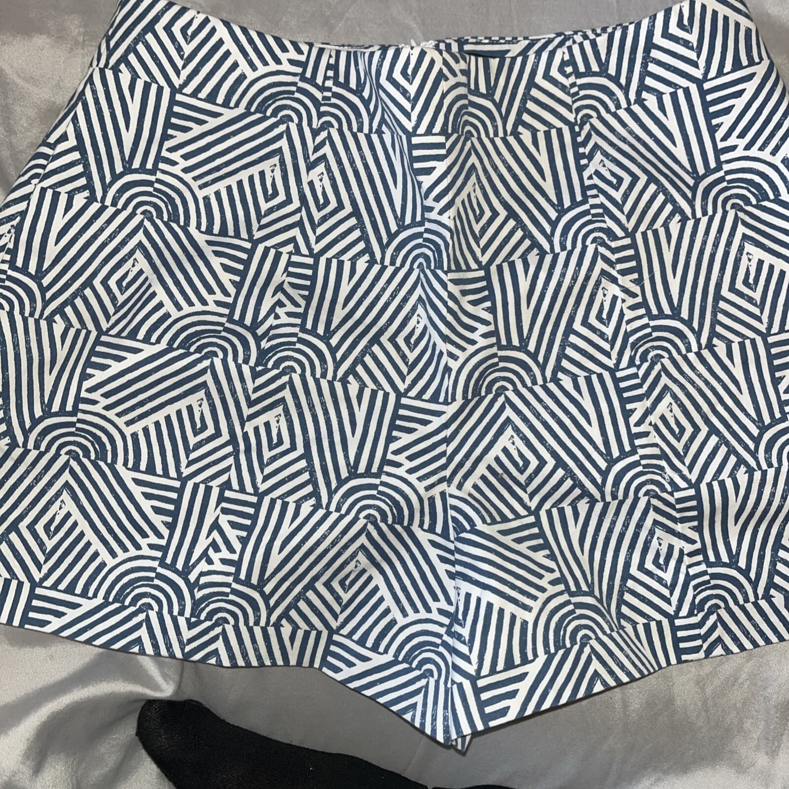 Kate Spade Saturday Blue And White Geometric Lined Shorts NWT Size 8