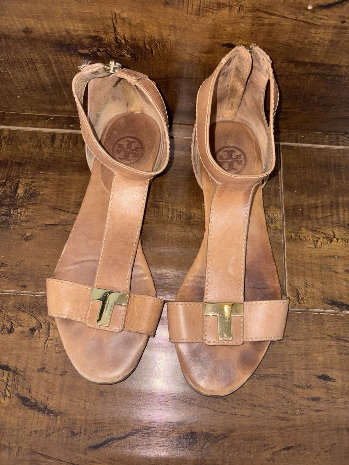Tory Burch Casey tan leather sandals featuring a T-logo emblem 7M