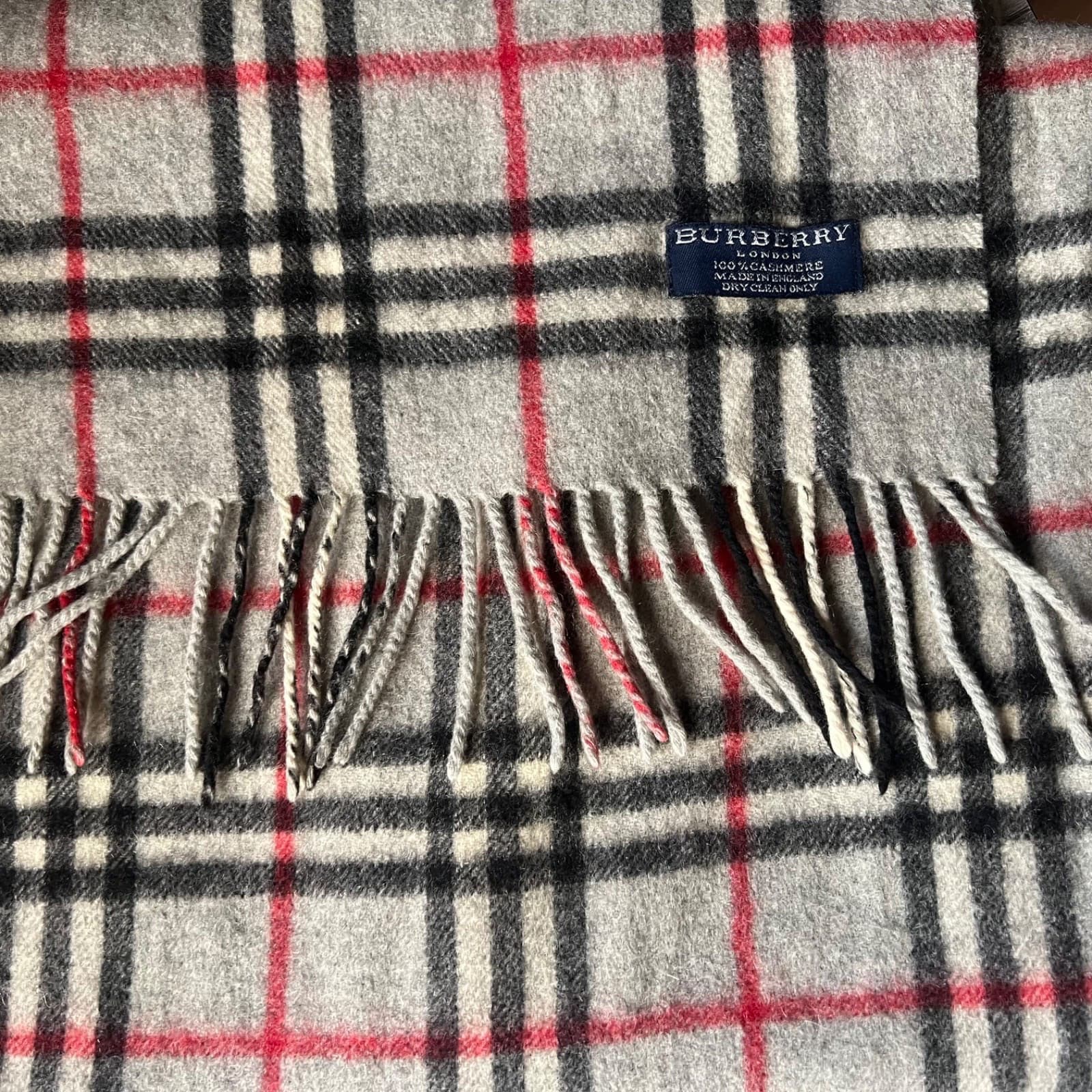 Burberry super luxurious finest cashmere scarf  Burberry Grey Classic Check